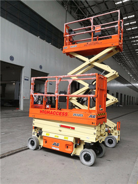 高空平臺工作.jpg高空作業(yè)車|高空作業(yè)平臺|登高車：高空作業(yè)車的輪胎注意事項(xiàng)